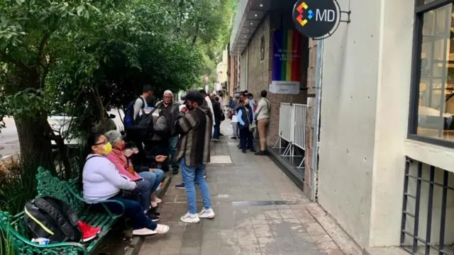 Migrantes venezolanos frente a la Comar