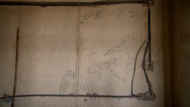 د تاج بیک ماڼۍ په دیوالونو د جګړې شعارونه