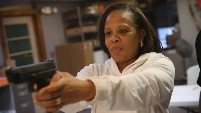 Foto de archivo, mujer afroestadounidense armada.