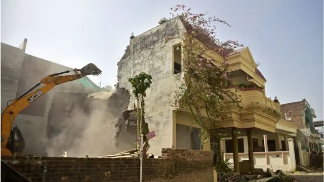 జావెద్ ఇల్లు కూడా అధికారులు కూలదోయించారు