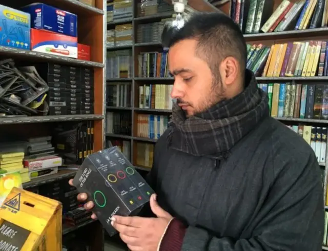 সানি হুসেনকে তার দোকানের জন্য বইয়ের অর্ডার দিতে দিল্লি যেতে হয়েছিল। খরচ হয়েছে ৩০হাজার রুপী। এর আগে সবসময় অনলাইনেই তিনি অর্ডার দিতেন।