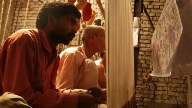 भदोही में कालीन बनाता हुआ कालीन