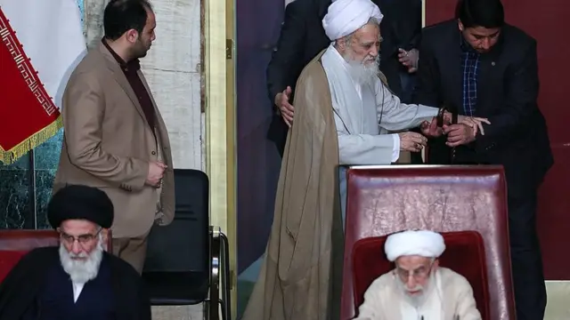 از راست احمد جنتی، محمدعلی موحدی کرمانی (ایستاده در پشت) و محمود هاشمی شاهرودی در هیات رئیسه مجلس خبرگان رهبری