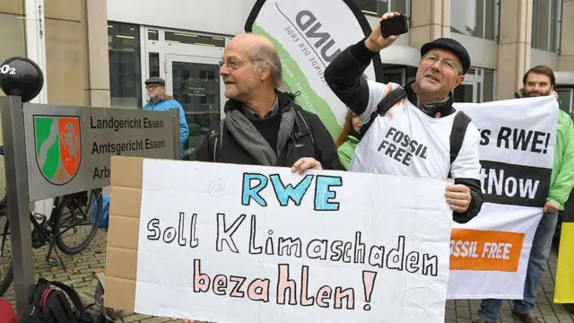 Manifestantes frente al tribunal de Essen.