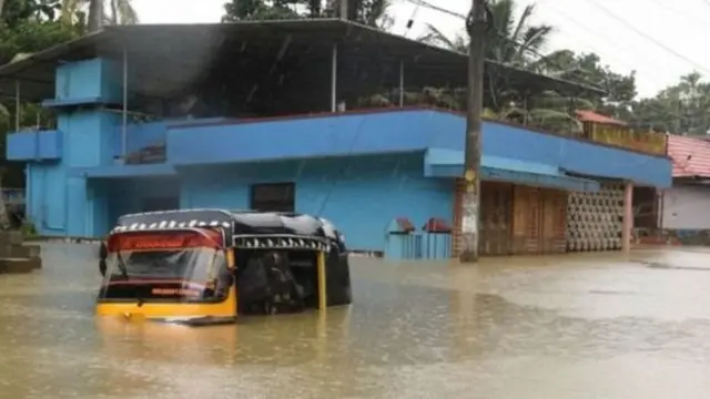 நீரில் மூழ்கிய வெள்ளம்