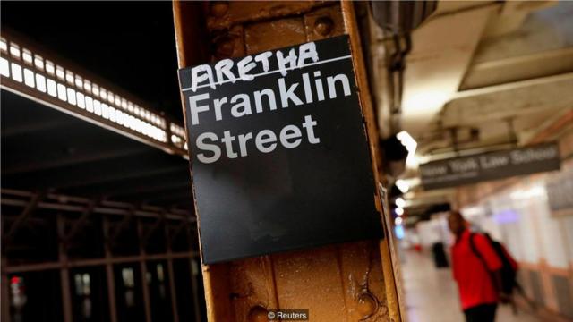 2018年8月13日，艾瑞莎 "重病"的消息传开后，纽约富兰克林街地铁站出现了这场临时的悼念。