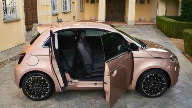 با در سوم دسترسی به صندلی عقب راحتتر است