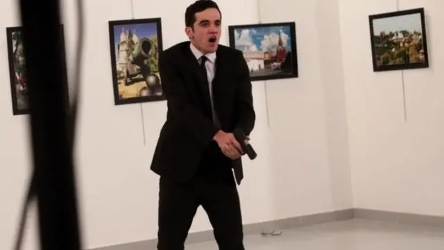 Мевлют Мерт Алтынташ в момент убийства посла Карлова