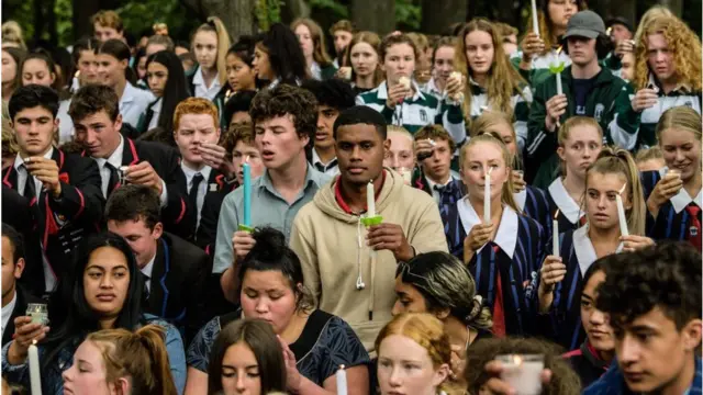 ক্রাইস্টচার্চে মসজিদে হামলায় ঘটনায় নিহতদের স্মরণ করছে স্কুল শিক্ষার্থীরা।