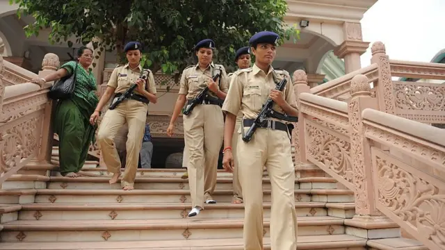 गुजरात पुलिस के लिए सोशल मीडिया के इस्तेमाल पर इतनी पाबंदी क्यों?