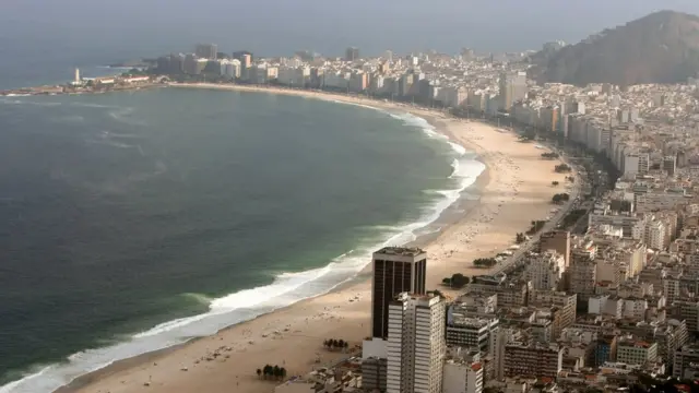 Vista aérea mostra praia de Copacabana e seus prédios