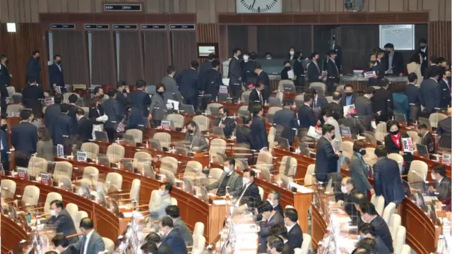 국민의힘 의원들이 공수처법 개정안이 가결되자 본회의장을 나서고 있다