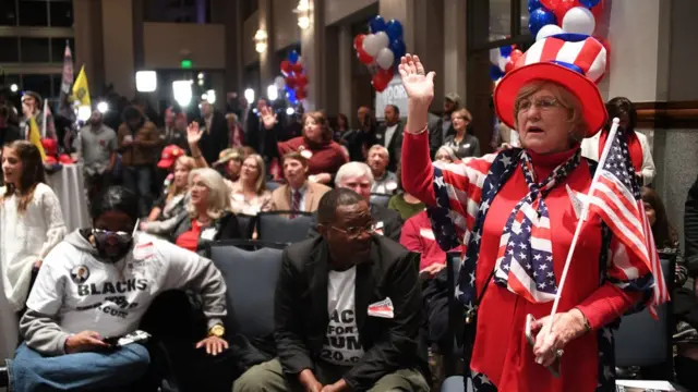 Người ủng hộ Roy Moore hát thánh ca sau khi biết kết quả ông thua cuộc đêm 12/12