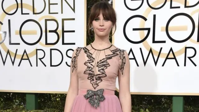 Diễn viên Felicity Jones, người đóng phim Rogue One, lộng lẫy trên thảm đỏ.