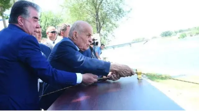 2018 йил 26 июн куни Суғд вилоятига балиқчилик ишлари билан танишишга келган Тожикистон президенти Имомали Раҳмон ёнида кўриниш берган Исмоил Жўрабеков.