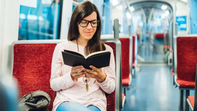 መጽሀፍ የምታነብ ሴት