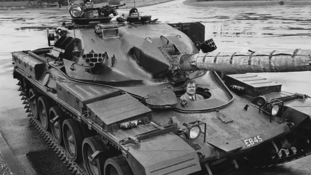 اختلاف ایران و بریتانیا مربوط به قراردادهای خرید بیش از دو هزار دستگاه تانک چیفتن (موسوم به شیر ایران) و ساخت یک مجتمع مهمات‌سازی به پیش از انقلاب برمی‌گردد