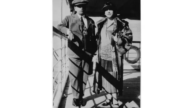 Tarsila e Oswald a bordo do navio Lotus,brabet mines1926. A pintora usa vestido assinado pelo costureiro francês Paul Poiret