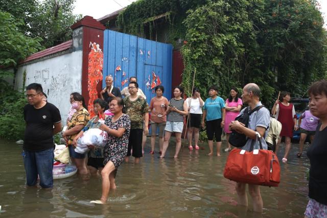 河南衛輝農村的民眾等待撤離。