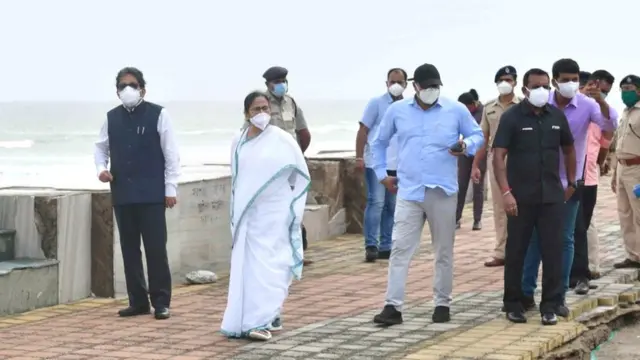 यास तूफ़ान के बाद प्रभावित क्षेत्रों का दौरा करतीं ममता बनर्जी और साथ में आलापन बंद्योपाध्याय