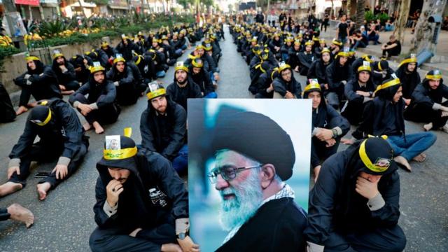 أنصار حزب الله في لبنان يحملون صورة المرشد الأعلى لإيران. حزب الله مدعوم من فيلق القدس التابع للحرس الثوري الإيراني.
