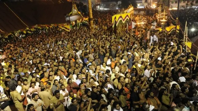 सबरीमला मंदिर के सामने भक्त