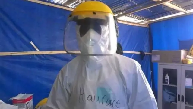 Haurace Nyandem dans un kit de protection contre Ebola