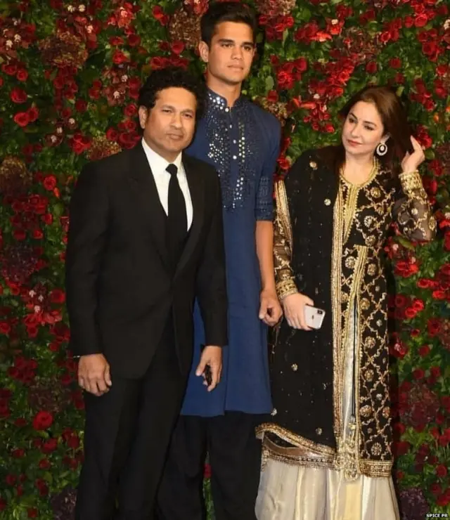 पूर्व क्रिकेटर सचिन तेंदुलकर पत्नी अंजली और बेटे अर्जुन के साथ