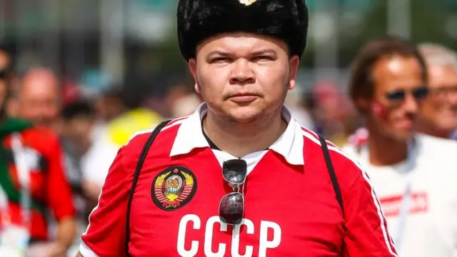 Болельщик в атрибутике СССР