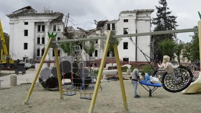 Детская площадка в Мариуполе