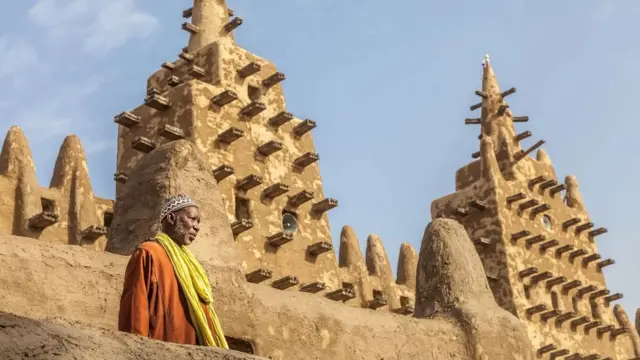 Un homme à la Grande Mosquée de Djenné