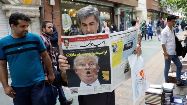 Un hombre lee un periódico en Teherán