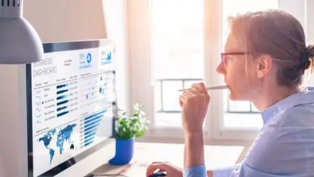 ኮምፒዩተር የምትጠቀም ሴት