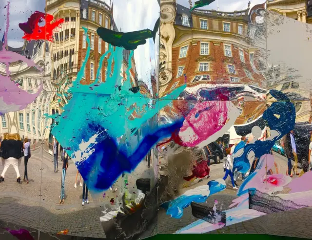 சைமன் கேம்பிள்: "கோபன்ஹேகனில் எடுக்கப்பட்ட இந்த புகைப்படத்தில் கண்ணாடி பொருத்தப்பட்ட கட்டிடத்தில் வண்ணம் பூசப்பட்டிருந்தது. நான் இந்த புகைப்படத்தில் இருக்கிறேன் ஆனால் என் உருவம் மறைந்திருக்கிறது."