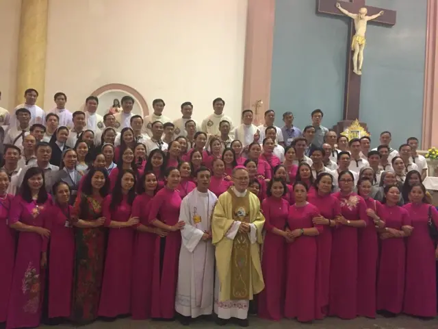 Đức Tổng Giám mục Việt Nam Giuse Nguyễn Chí Linh cùng các giáo dân sang Thái Lan dự Thánh Lễ do Giáo Hoàng Francis cử hành