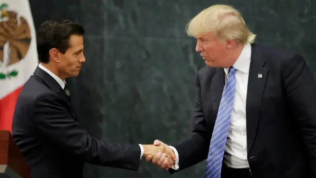 Enrique Peña Nieto (à esquerda) cumprimenta Donald Trump