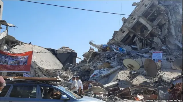 गज़ा में रॉकेट हमले के बाद इकट्ठा हुआ मलबा