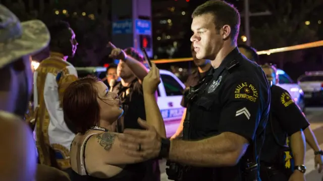 Manifestantes y policías en Dallas
