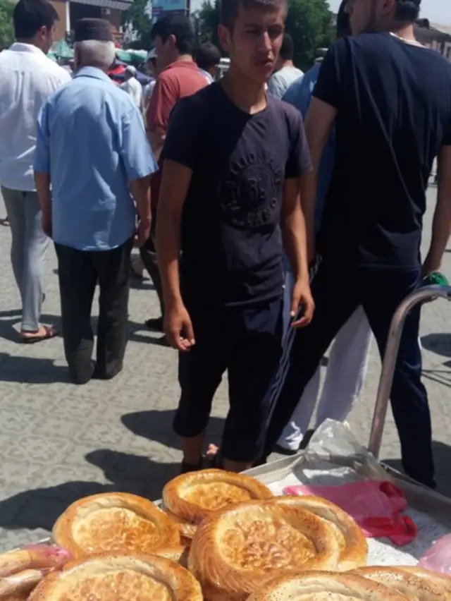 Манови ўспирин эса, асли нархи 3 ярим сомонийлик нонларни 2 ярим сомонийдан олишга таклиф этади.