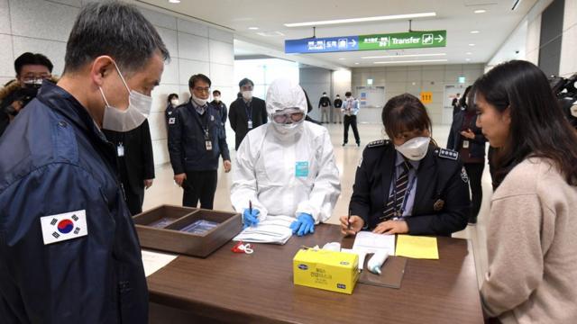 23일 인천국제공항에서 박능후 보건복지부 장관이 탑승동 검역 시스템을 점검하고 있다