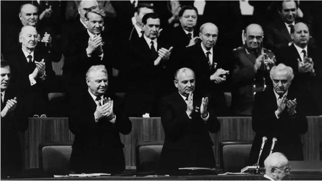 वयाच्या 49 व्या वर्षी पोलिटब्युरोचे सदस्य म्हणून गोर्बाचेव्ह निवडले गेले होते