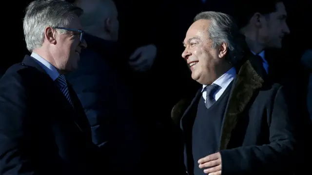 فرهاد مشیری (راست) مالک و کارلو آنچلوتی، سرمربی اورتون