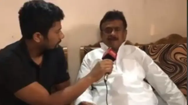 चंद्रिका राय से बात करते बीबीसी संवाददाता