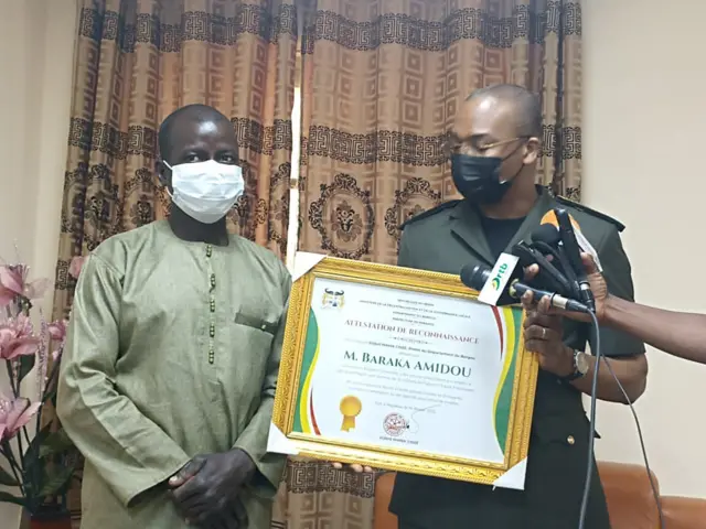 Baraka Amidou et le préfet du Borgou Djibril Mama Cissé