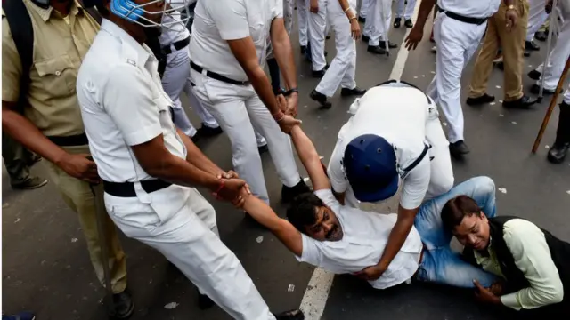 কলকাতায় নাগরিকত্ব সংশোধনী বিলের বিরুদ্ধে বিক্ষোভকারীদের সাথে পুলিশের সংঘর্ষ হয়