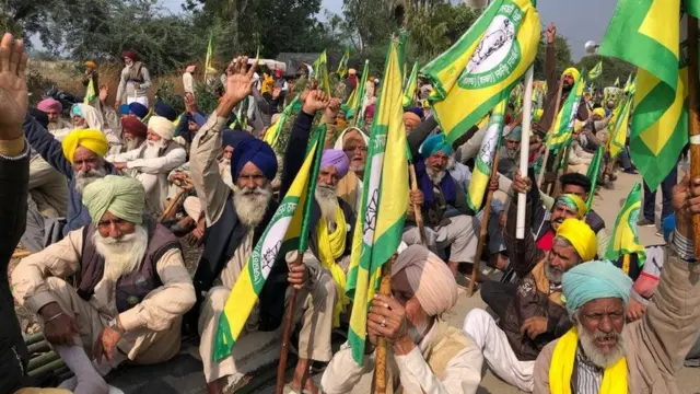 எல்லை தாண்ட விரும்பி போராடும் விவசாயிகள்.