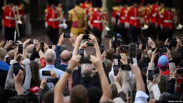 बाहर मौजूद लोगों ने ये घोषणा सुनी.