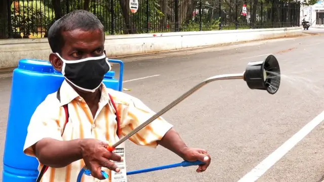 ''வருமானம் இல்லை, ஆனால் சமூக பணியை கைவிடமுடியாது'' மாற்றுத்திறனாளியின் கதை இது.