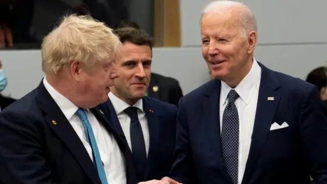 Boris Johnson, Emmanuel Macron e Joe Biden