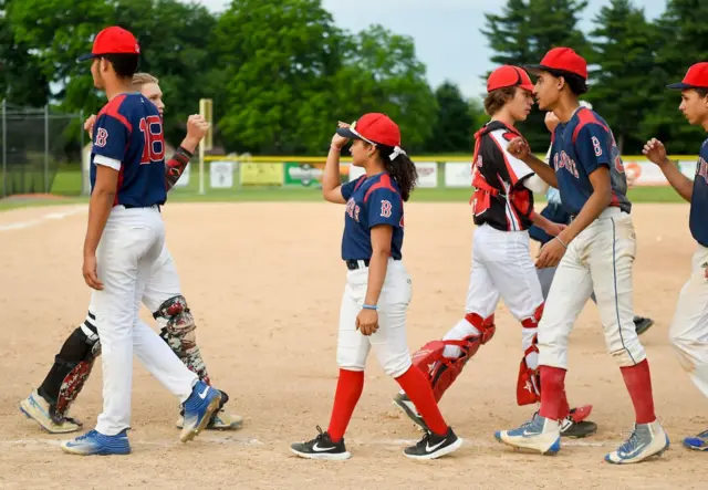 Una niña en un equipo de béisbol masculino